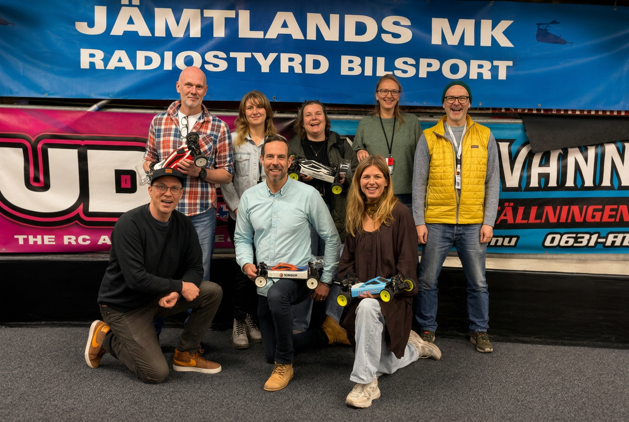 Gruppbild från Jämtlands MK radiostyrd bilsport-event